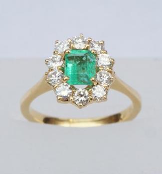 Zlat prsten s diamanty a smaragdem
