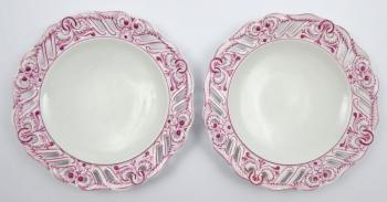1. DVA TALÍŘE S PURPUROVÝM ORNAMENTEM 1. DVA TALÍŘE S PURPUROVÝM ORNAMENTEM