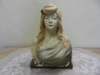 Secesní porcelánová busta ženy, signováno Secesní porcelánová busta ženy, signováno
