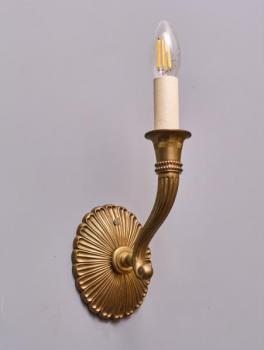 Párové nástěnné lampy v klasicistním stylu Párové nástěnné lampy v klasicistním stylu