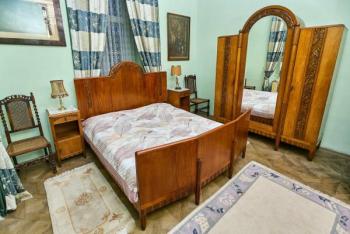 Zrestaurovaná starožitná ložnice Art Deco s velkou Zrestaurovaná starožitná ložnice Art Deco s velkou